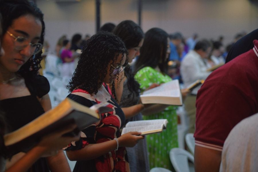 Pessoas lendo a Bíblia em encontro da igreja